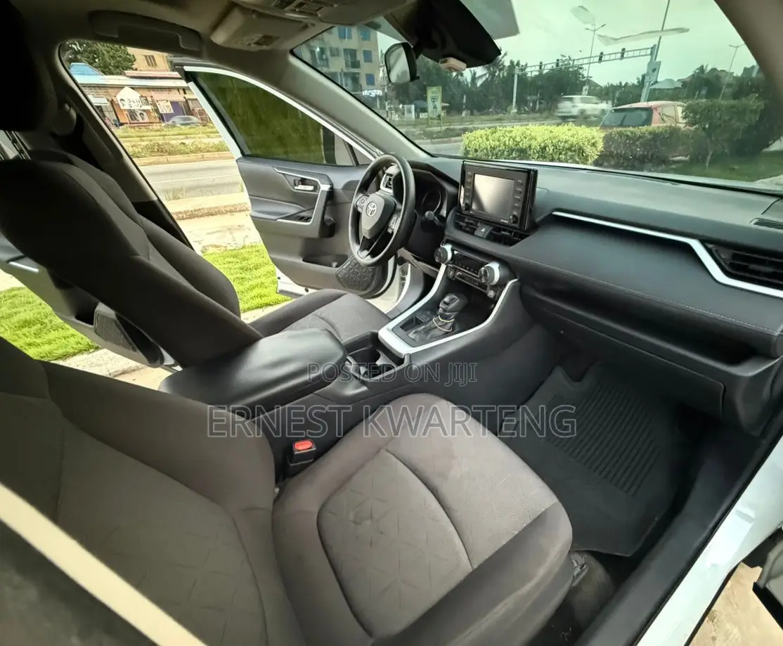 Toyota RAV4 XLE 2021 White