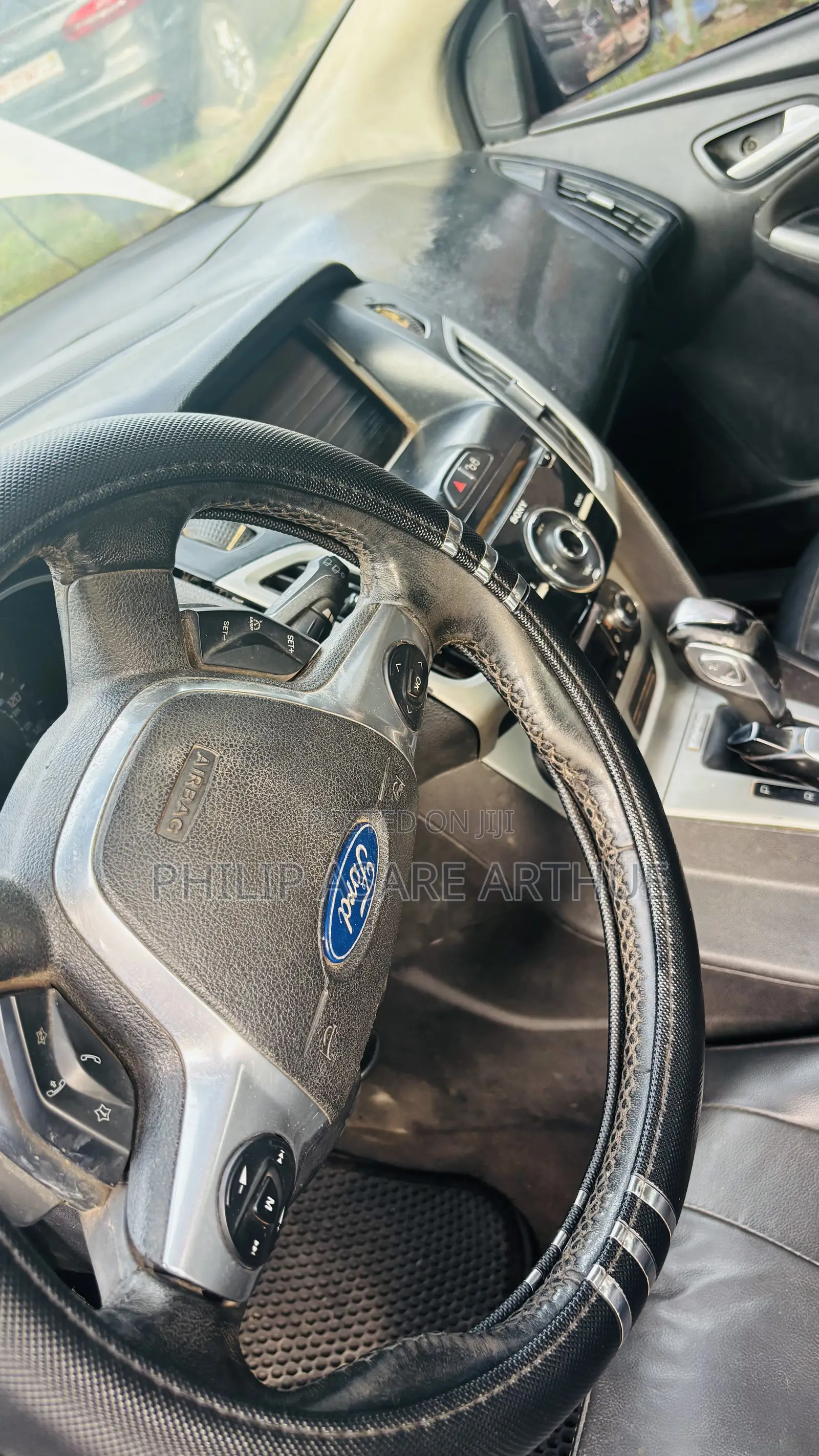 Ford Focus SE Sedan FWD (2.0L 4cyl 5M) 2013 White