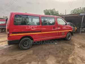 Toyota HiAce 2000 Red