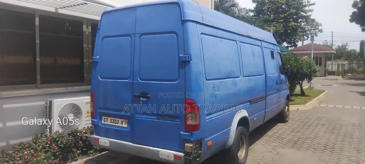 Mercedes-Benz Sprinter 2000 Blue