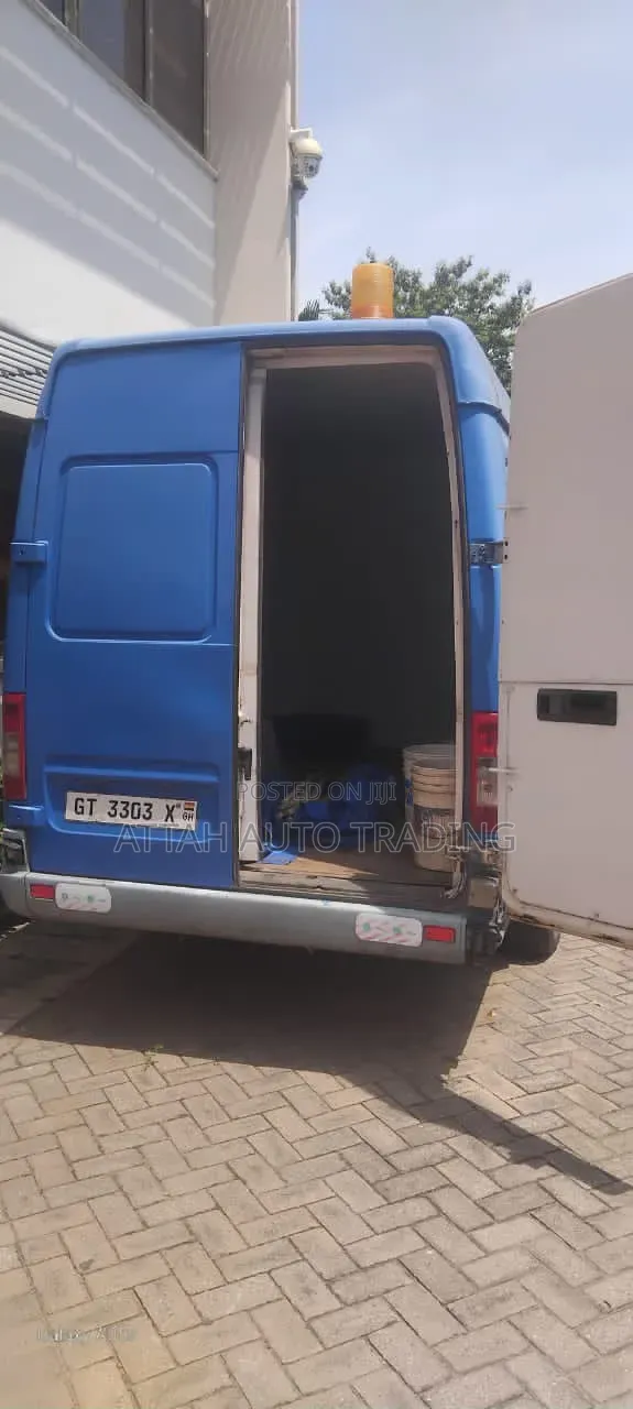 Mercedes-Benz Sprinter 2000 Blue
