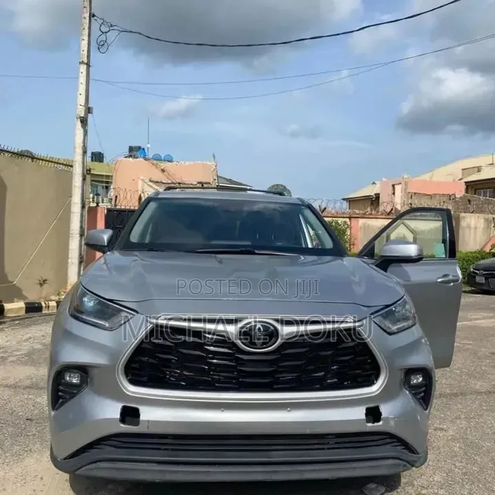 Toyota Highlander LE 2022 Silver