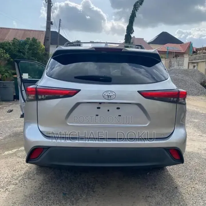 Toyota Highlander LE 2022 Silver