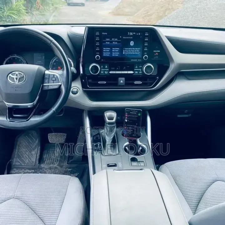 Toyota Highlander LE 2022 Silver
