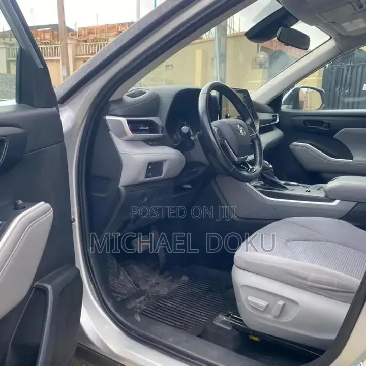 Toyota Highlander LE 2022 Silver