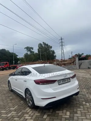 Hyundai Elantra SE Sedan FWD (2.0L 4cyl 6M) 2017 White