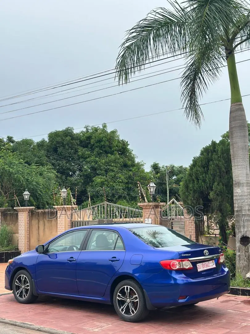 Toyota Corolla LE 4dr Sedan (1.8L 4cyl 4A) 2013 Blue