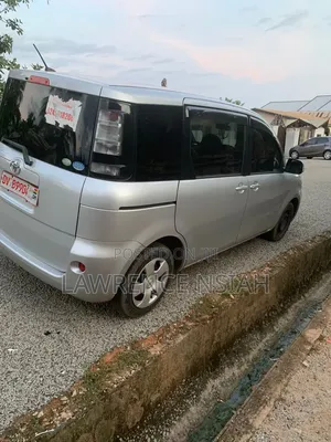 Toyota Sienta 1.5 FWD 2012 Silver