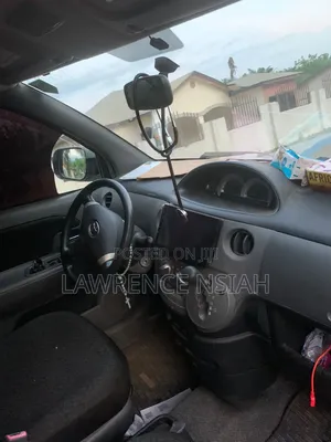 Toyota Sienta 1.5 FWD 2012 Silver