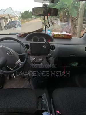 Toyota Sienta 1.5 FWD 2012 Silver