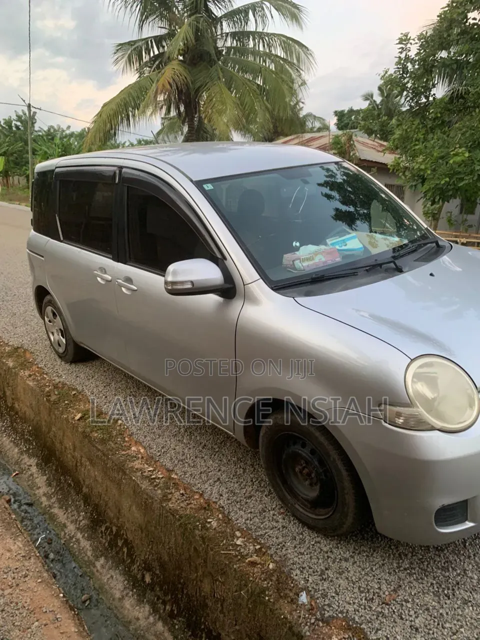 Toyota Sienta 1.5 FWD 2012 Silver