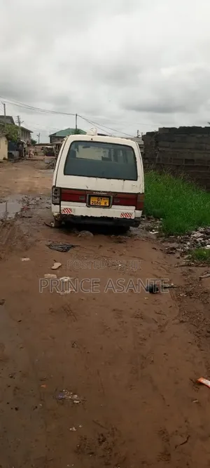 Nissan Caravan (Urvan) 1991 White