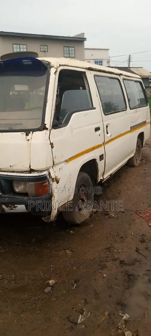 Nissan Caravan (Urvan) 1991 White