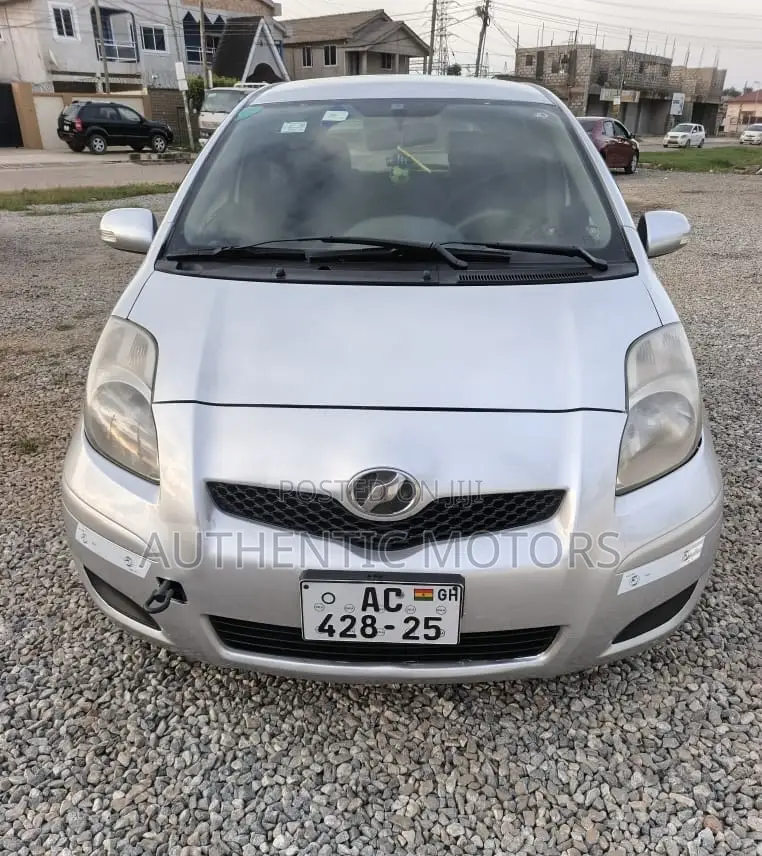 Toyota Vitz 2010 Silver