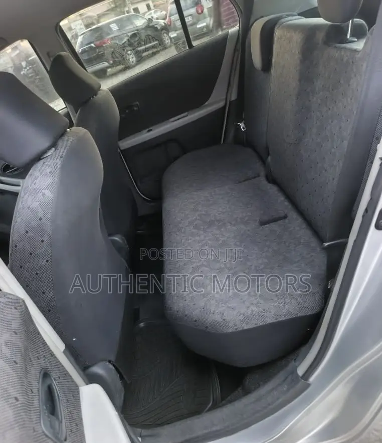 Toyota Vitz 2010 Silver