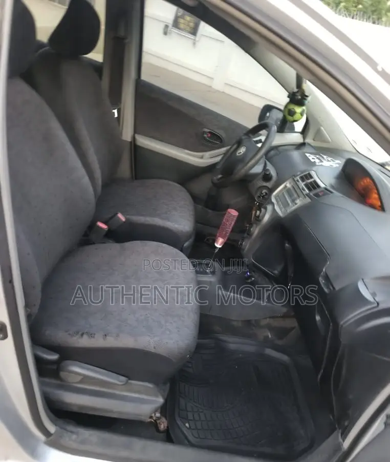 Toyota Vitz 2010 Silver