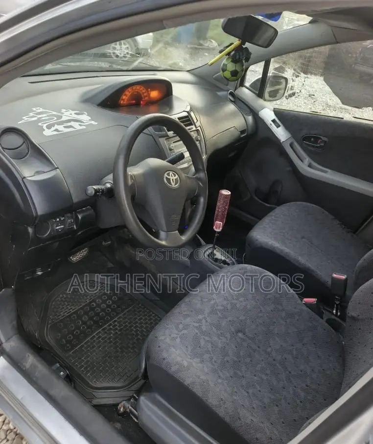 Toyota Vitz 2010 Silver