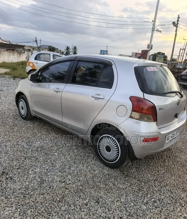 Toyota Vitz 2010 Silver