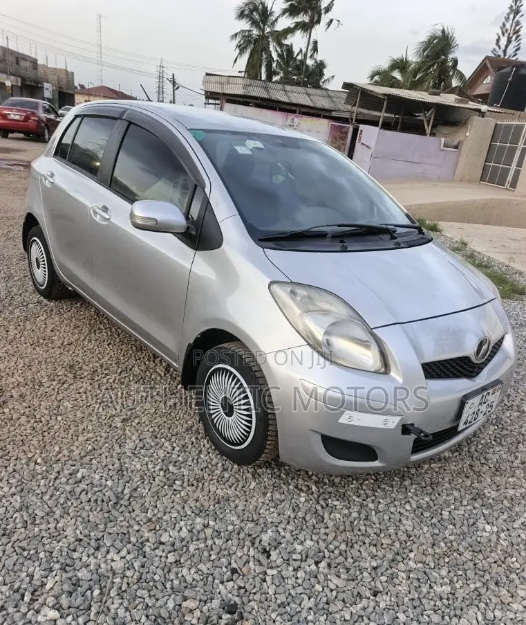 Toyota Vitz 2010 Silver
