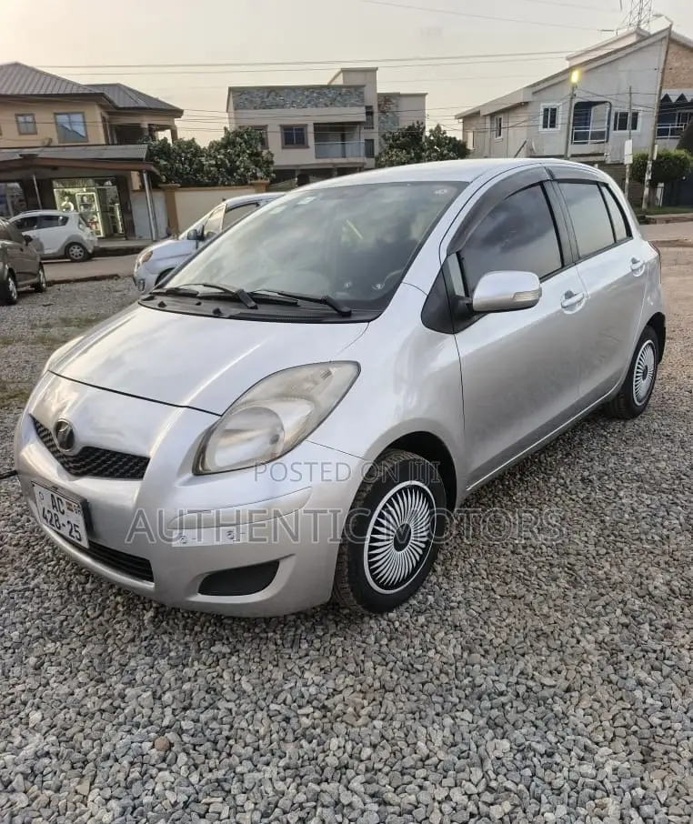 Toyota Vitz 2010 Silver