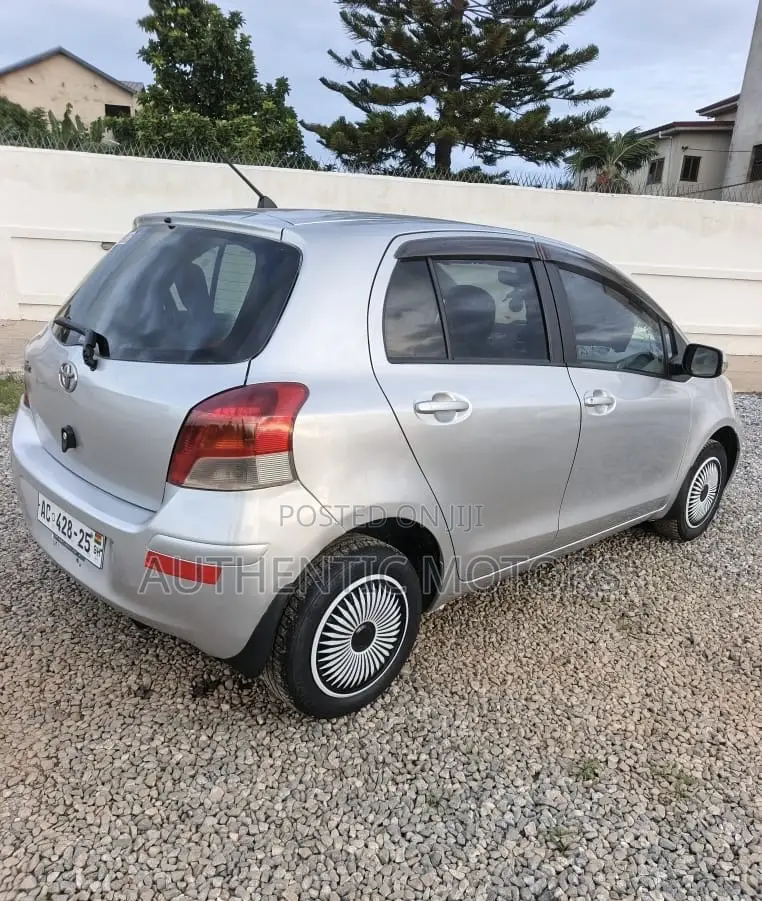 Toyota Vitz 2010 Silver