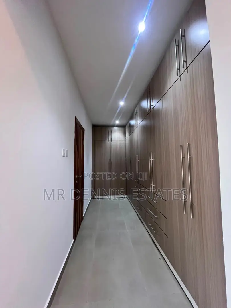 4bdrm Townhouse / Terrace in Eastt Legon, Boundary Road Area for rent
