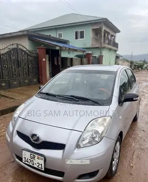 Toyota Vitz 2010 Silver
