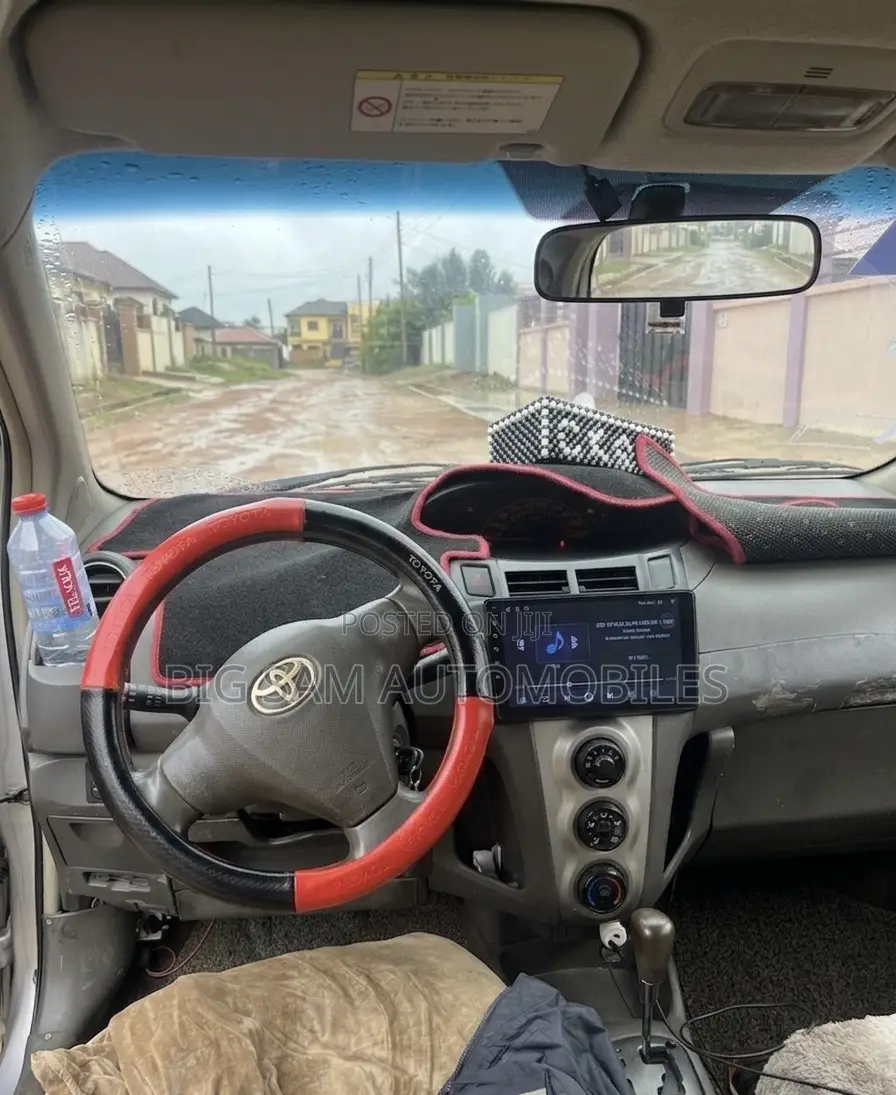 Toyota Vitz 2010 Silver