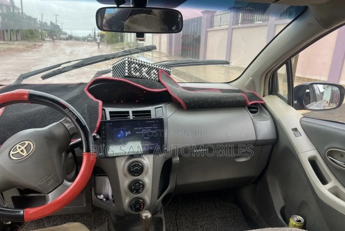Toyota Vitz 2010 Silver
