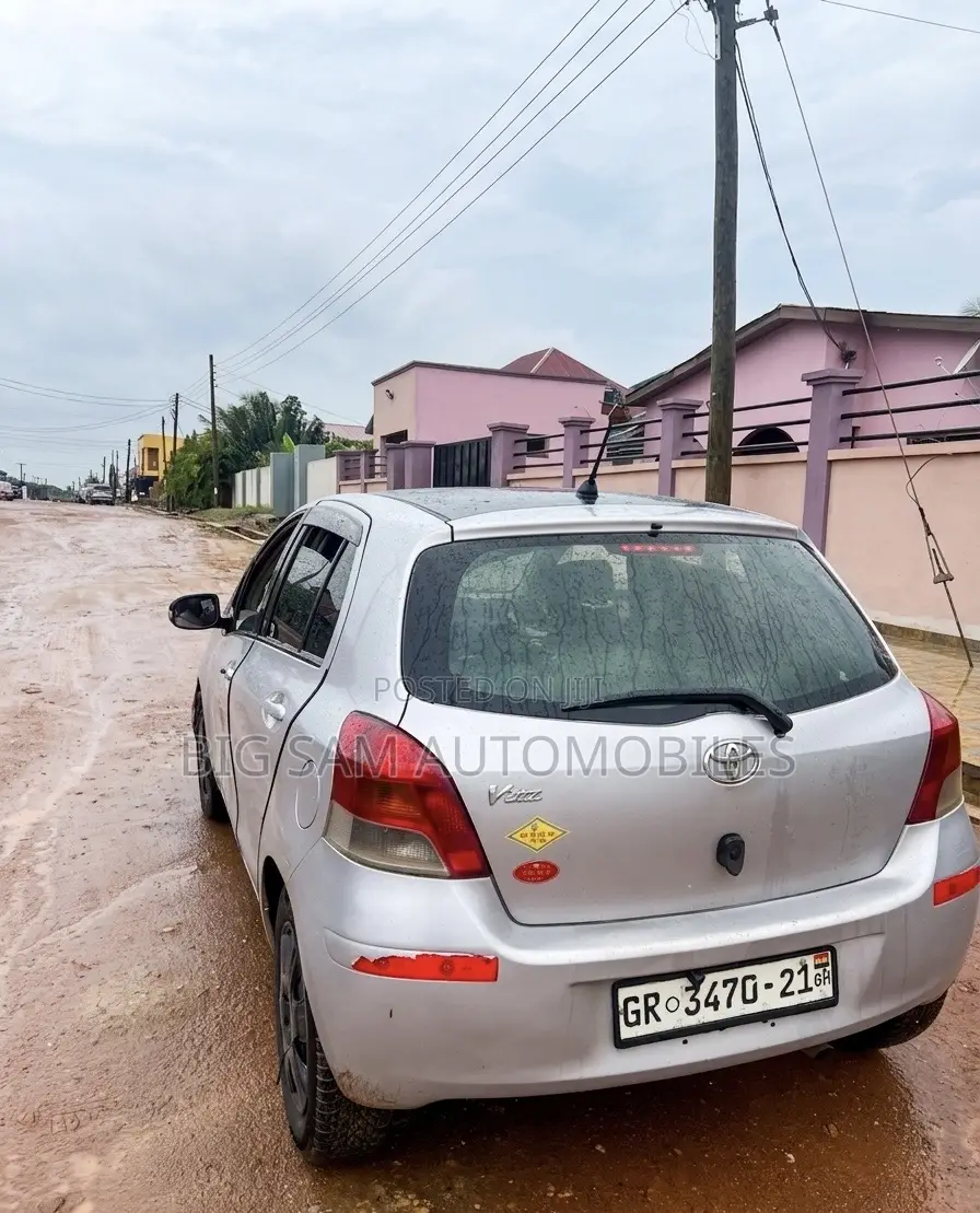 Toyota Vitz 2010 Silver