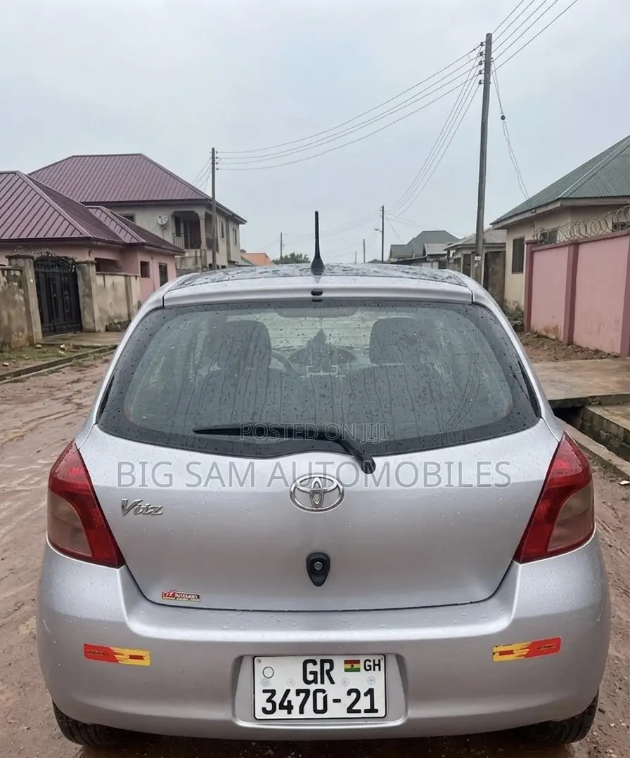 Toyota Vitz 2010 Silver