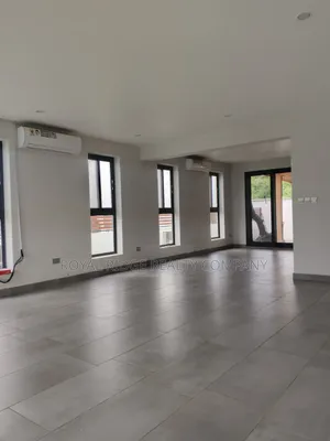 4bdrm Townhouse / Terrace in Tseaddo Roundabout, Accra Metropolitan