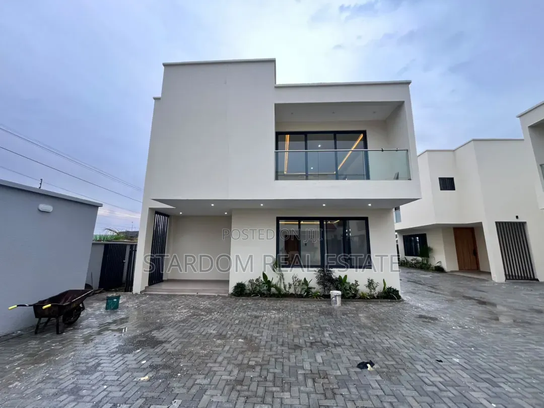 4bdrm Townhouse / Terrace in East Legon, A&C Mall Area for rent