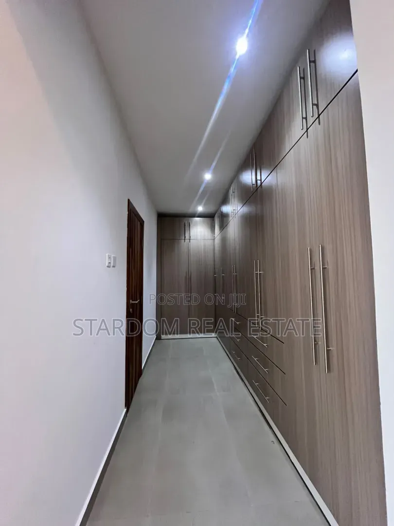 4bdrm Townhouse / Terrace in East Legon, A&C Mall Area for rent