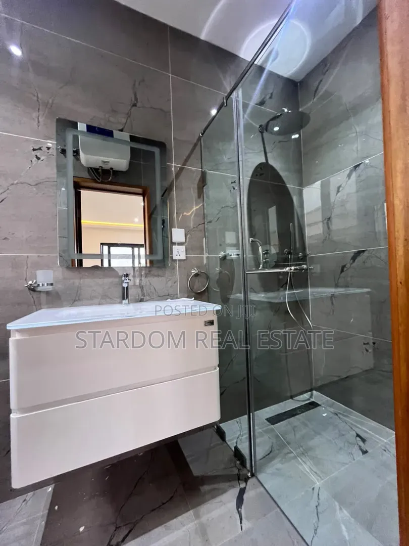4bdrm Townhouse / Terrace in East Legon, A&C Mall Area for rent