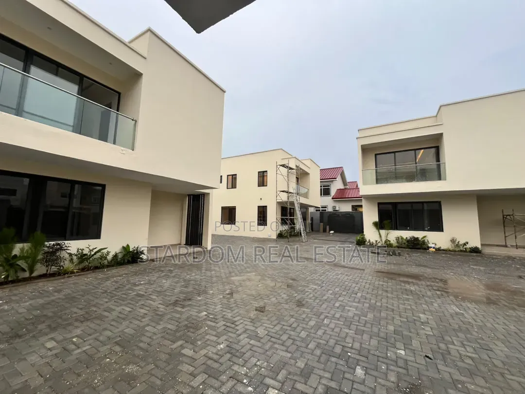 4bdrm Townhouse / Terrace in East Legon, A&C Mall Area for rent