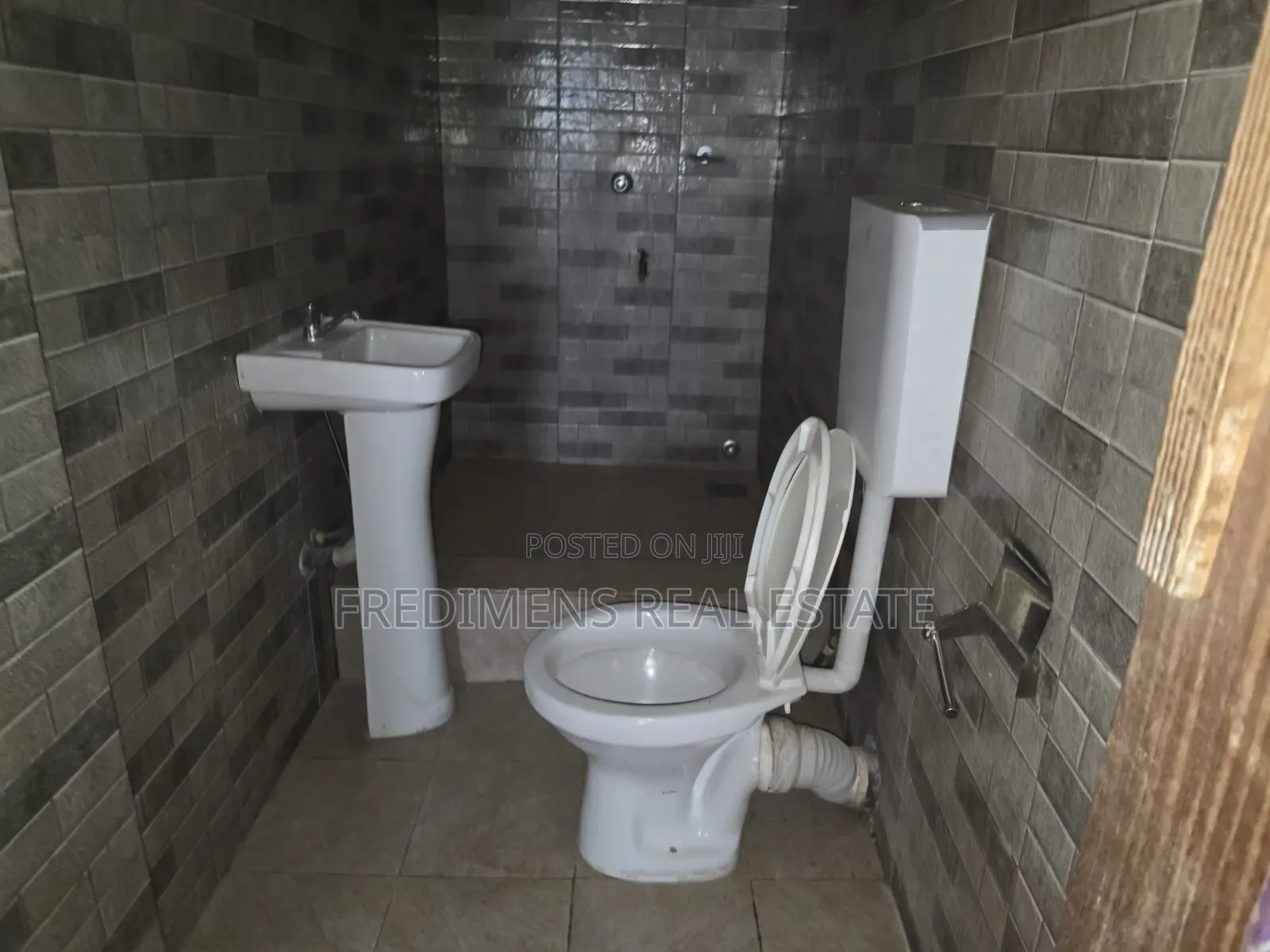 3bdrm Apartment in Fredimens Real, Afigya-Kwabre for rent
