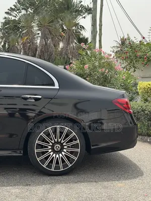 Mercedes-Benz E300 Base RWD Sedan (2.0L 4cyl 9A) 2017 Black
