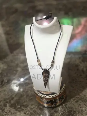 Handcrafted Ox Bone Arrowhead Necklace – Symbol of Focus Strength