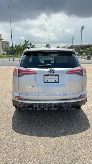 Toyota RAV4 LE AWD (2.5L 4cyl 6A) 2017 Silver