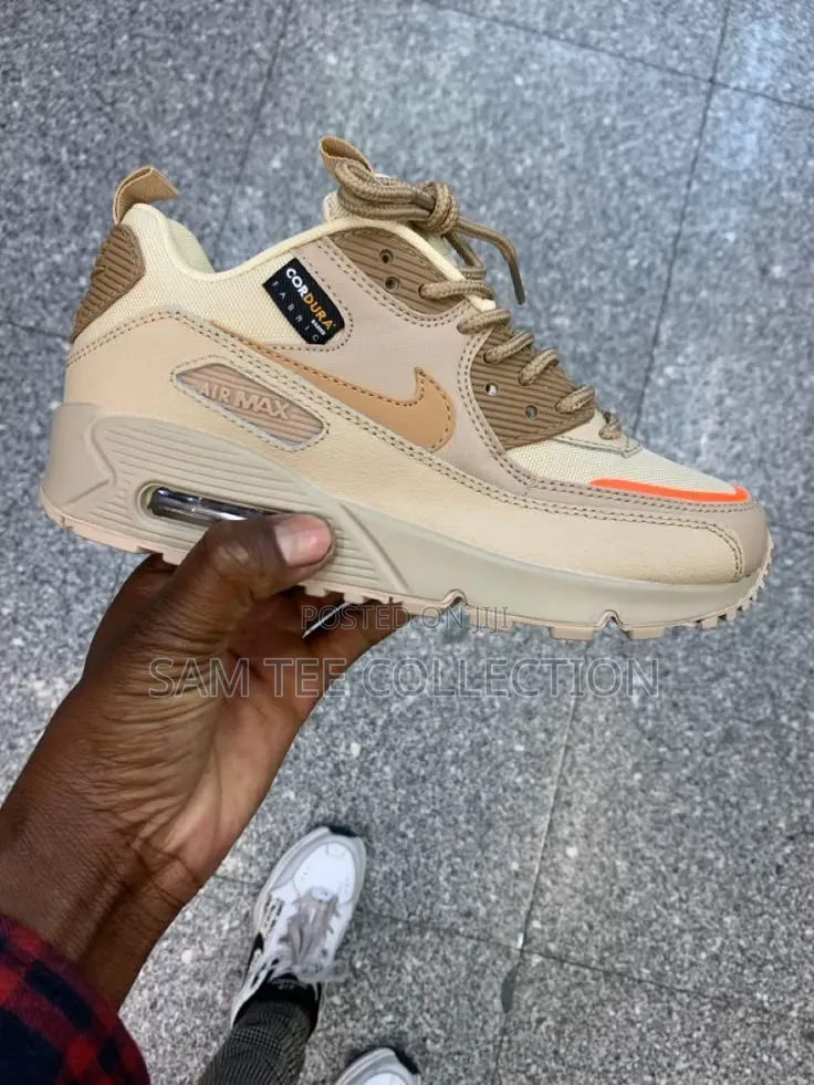 Nike Air Max 90.