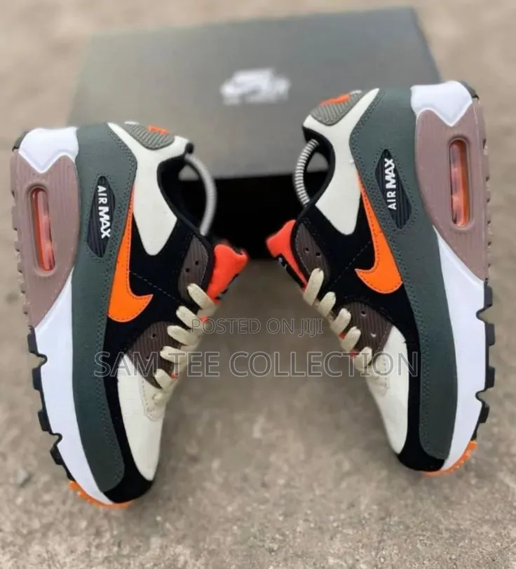 Nike Air Max 90.