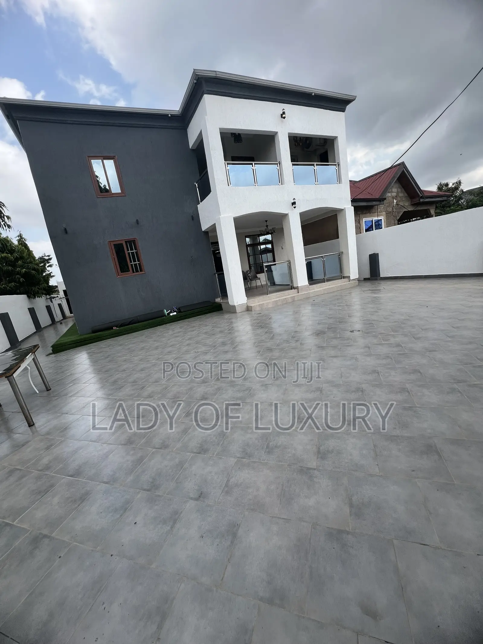 6bdrm Mansion in Lady Of Luxury Real, Olebu for sale