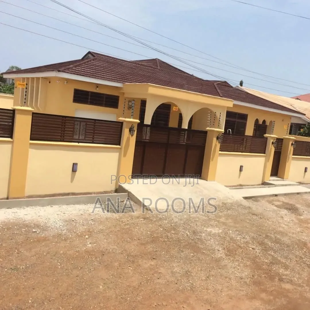 4bdrm House in Community 12, Tema Metropolitan for rent