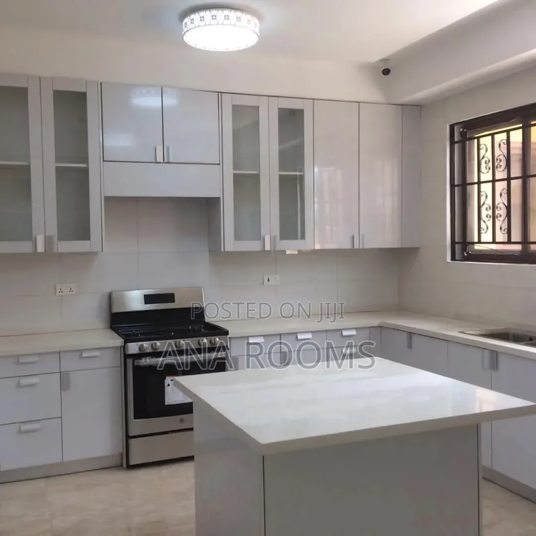 4bdrm House in Community 12, Tema Metropolitan for rent