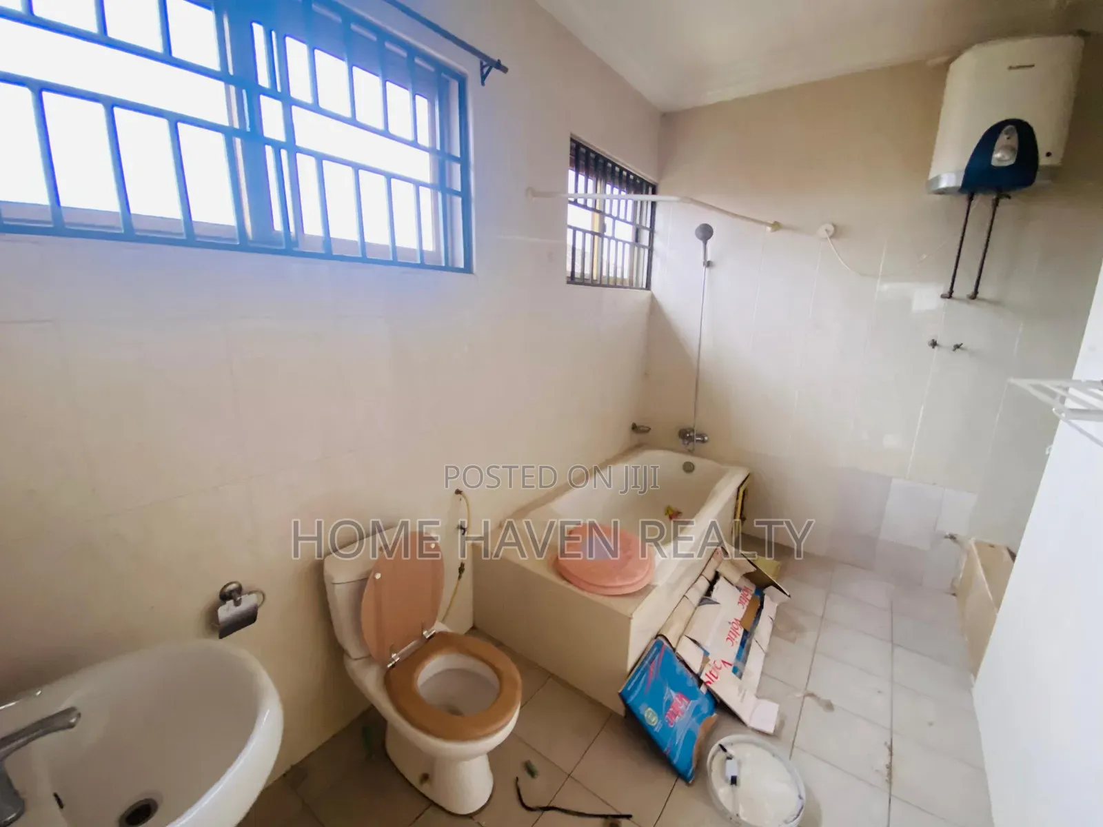 8bdrm House in East Legon, Police Station for rent