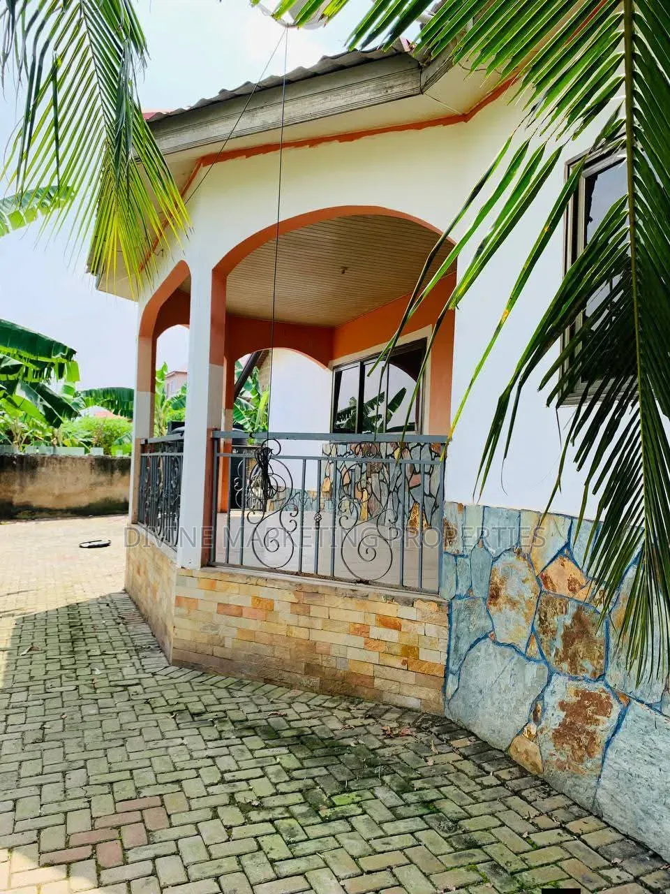 5bdrm House in Abokobi Boi for sale