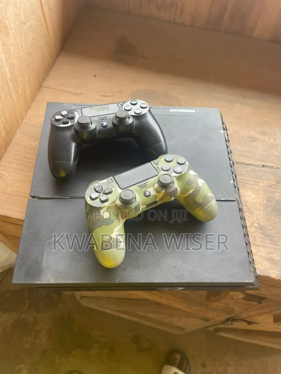 Ps4 Console With 2 Comtrollers and 7 Games