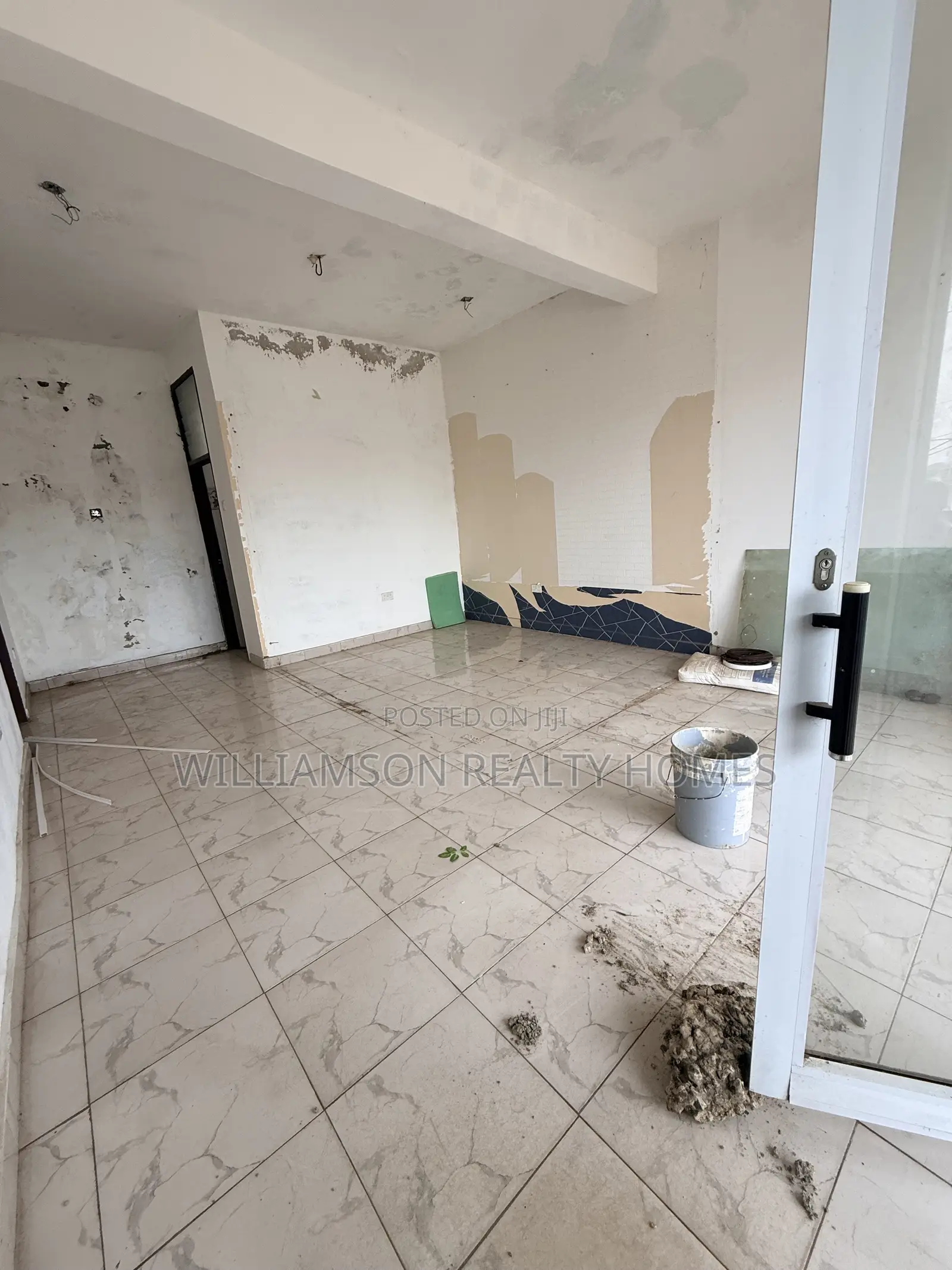 Spacious Shop/Store/Office Space/Showroom Wit an Extra Office,Spintex