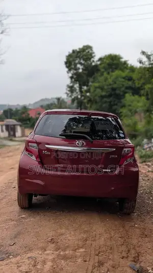 Toyota Vitz 1.5 FWD 5dr 2015 Maroon